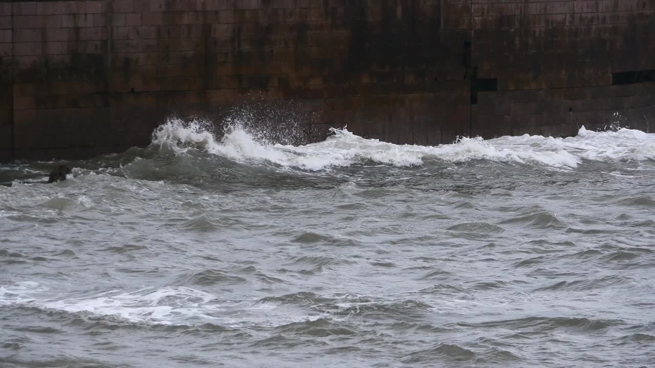 4k波光粼粼的海洋海水海浪表面&海岸岩石海岸浪涌坝岸视频素材