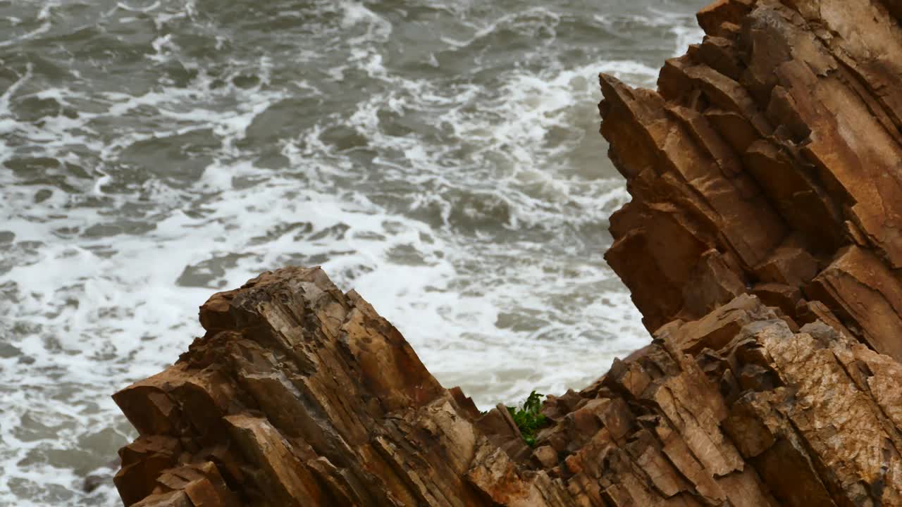 4k波光粼粼的海洋、海水、海浪、海岸、礁石、海岸、波涛、海岸。视频素材