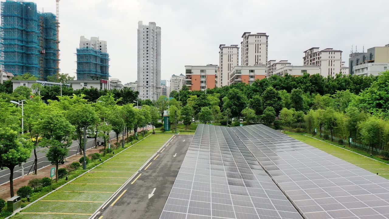 停车场屋顶使用太阳能电池板视频素材