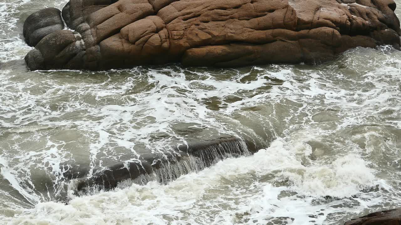 4k波光粼粼的海洋、海水、海浪、海岸、礁石、海岸、波涛、海岸。视频素材