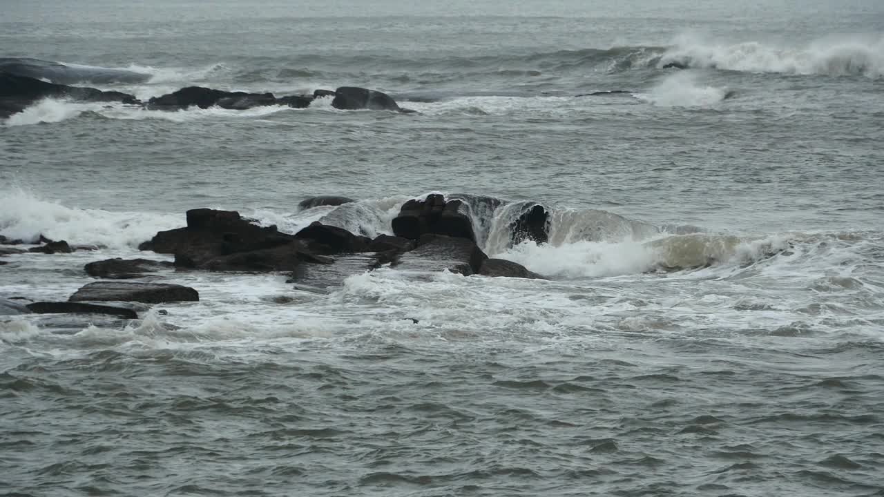 4k波光粼粼的海洋海水海浪表面&海岸岩石海岸浪涌海岸。视频素材