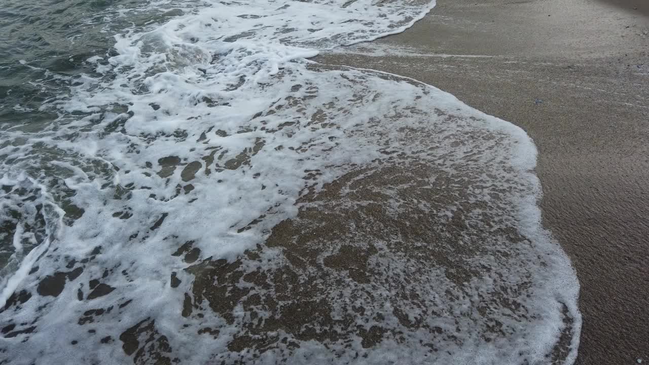 夏天清澈的大海和岸边的波浪视频素材