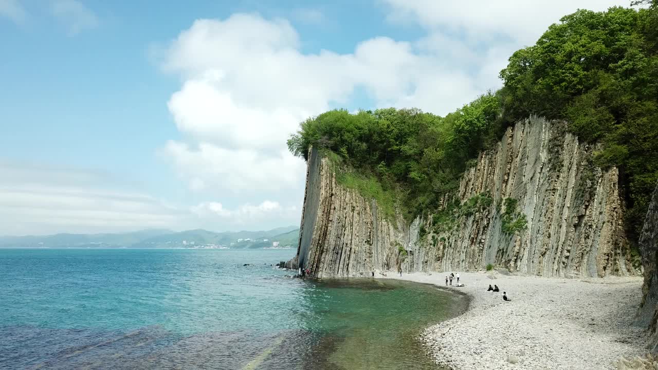 无人机鸟瞰岩石、自然、海洋和水- Skala Kiseleva是克拉斯诺达尔领土图阿普地区的天然纪念碑。从上面鸟瞰。4 k。视频素材