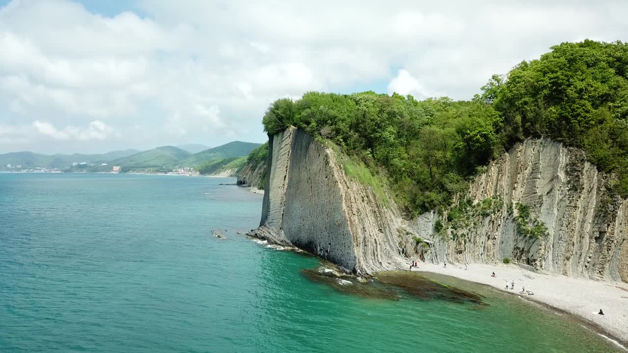 无人机鸟瞰岩石、自然、海洋和水- Skala Kiseleva是克拉斯诺达尔领土图阿普地区的天然纪念碑。从上面鸟瞰。4 k。视频素材