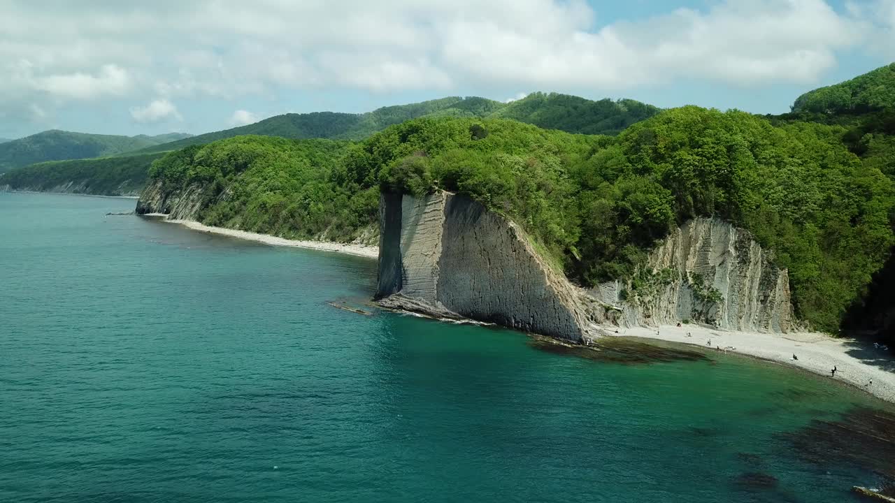 无人机鸟瞰岩石、自然、海洋和水- Skala Kiseleva是克拉斯诺达尔领土图阿普地区的天然纪念碑。从上面鸟瞰。4 k。视频素材