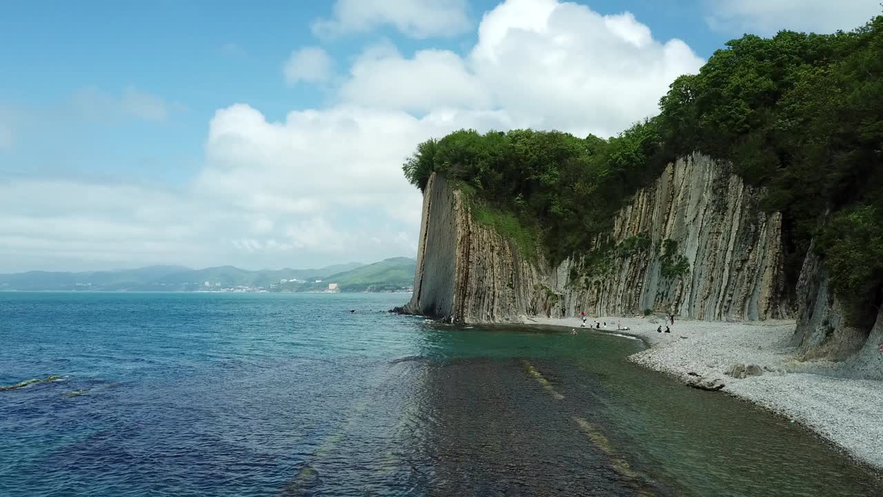 无人机鸟瞰岩石、自然、海洋和水- Skala Kiseleva是克拉斯诺达尔领土图阿普地区的天然纪念碑。从上面鸟瞰。4 k。视频素材