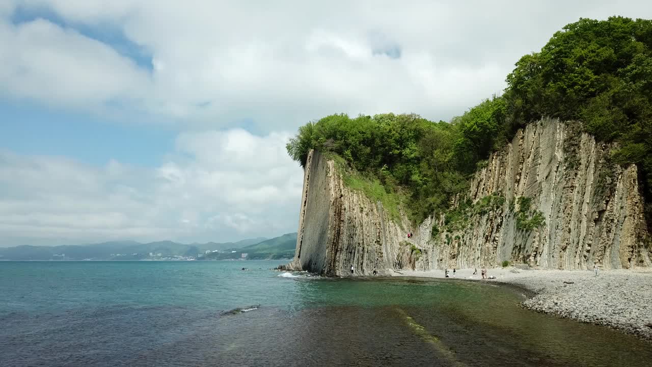 无人机鸟瞰岩石、自然、海洋和水- Skala Kiseleva是克拉斯诺达尔领土图阿普地区的天然纪念碑。从上面鸟瞰。4 k。视频素材