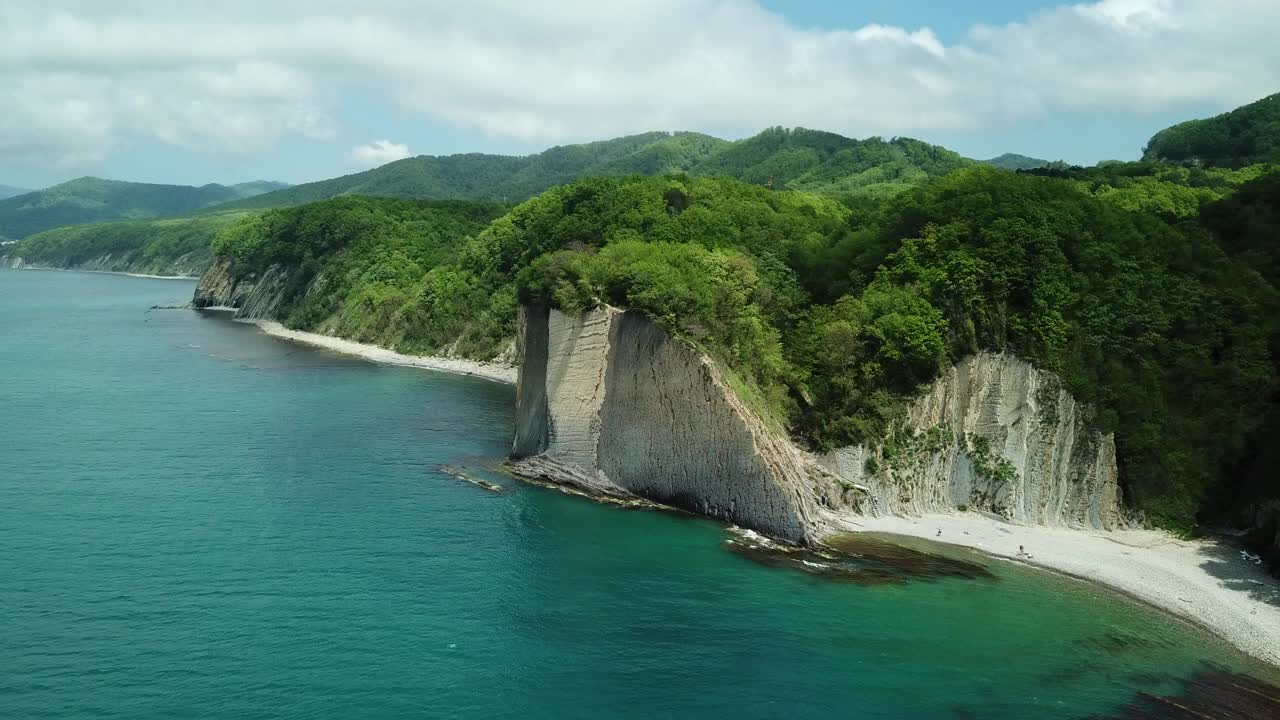 无人机鸟瞰岩石、自然、海洋和水- Skala Kiseleva是克拉斯诺达尔领土图阿普地区的天然纪念碑。从上面鸟瞰。4 k。视频素材