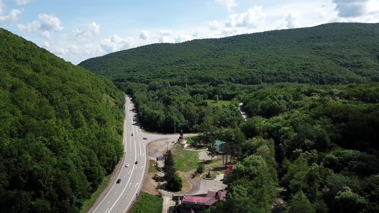 山间乡村公路的鸟瞰图视频素材