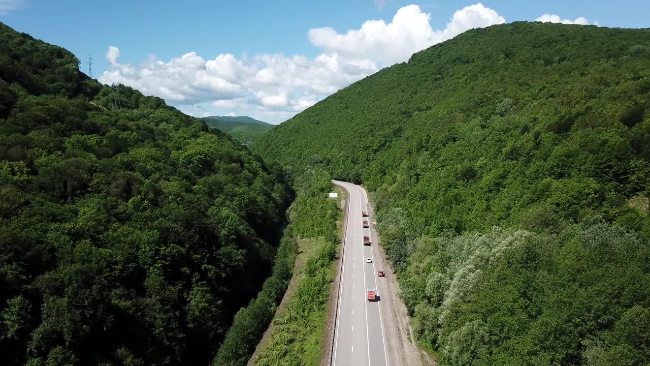 山间乡村公路的鸟瞰图视频素材