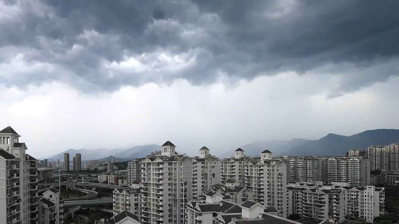 城市雨景的延时摄影视频素材