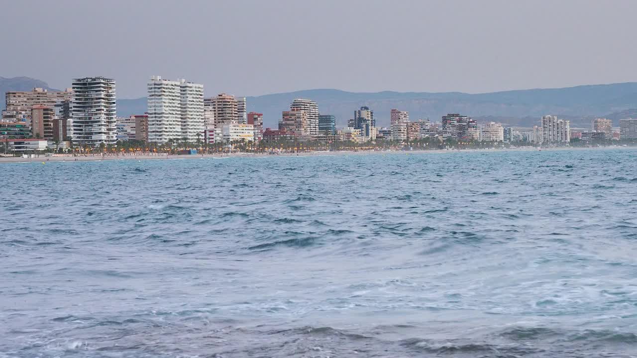 夏日海边日出时的城市建筑。视频素材