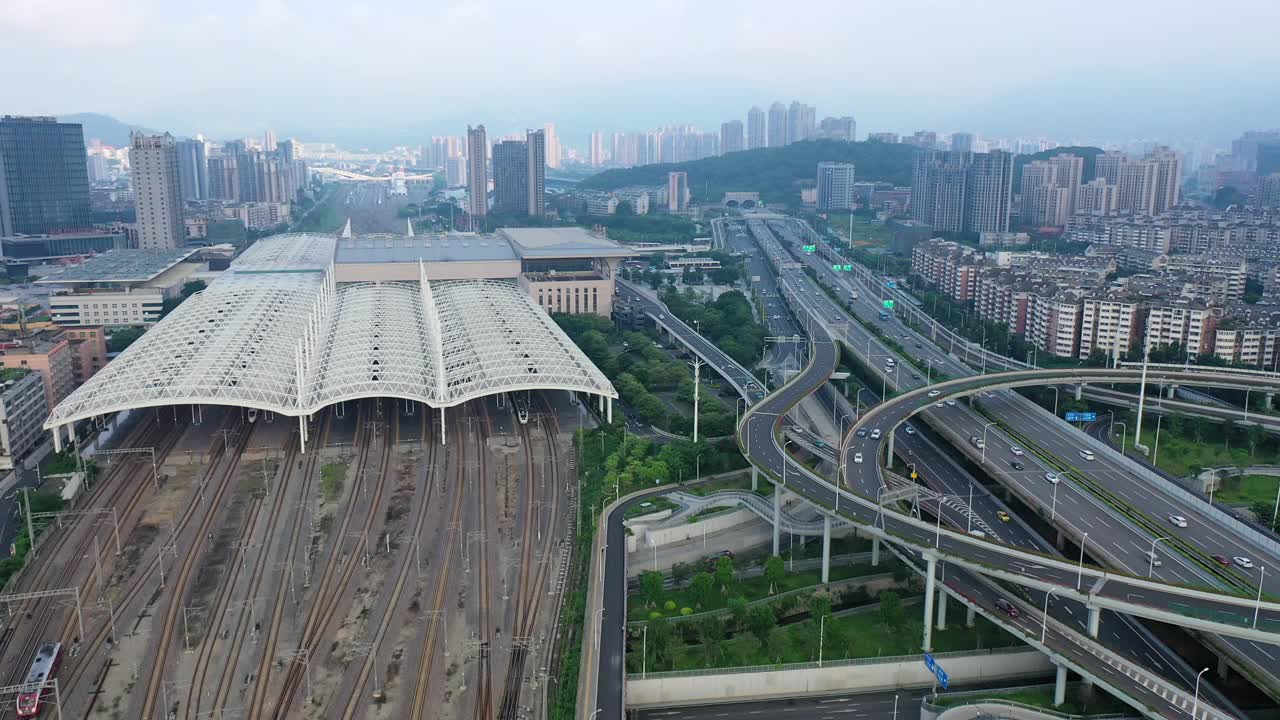 城市火车站周边立体高架道路交通景观视频素材