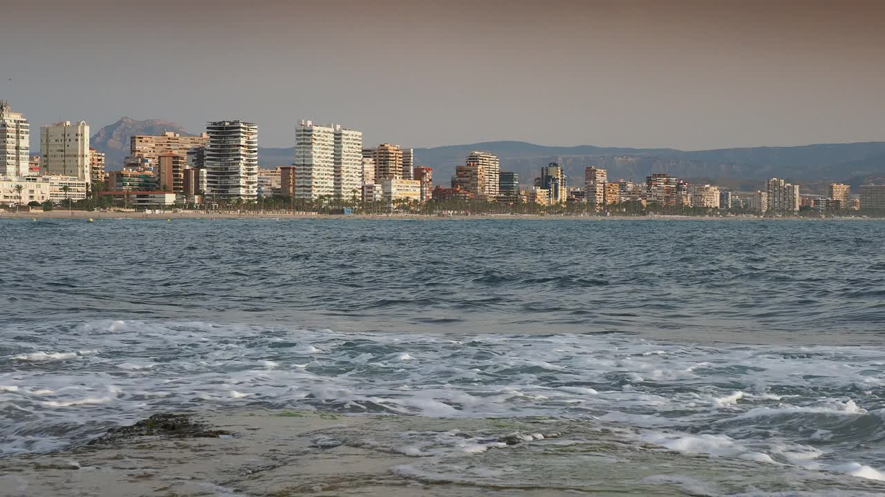 在一个旅游小镇的海滩上的酒店和公寓建筑。视频素材