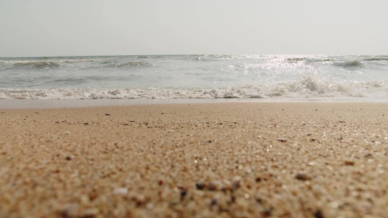 在泰国的热带华欣海滩，在阳光明媚的夏天，美丽的自然海景海滩海浪冲浪视频素材