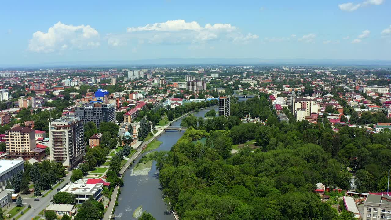 鸟瞰弗拉季卡夫卡兹市，中央公园，Terek河和河岸大桥。视频素材