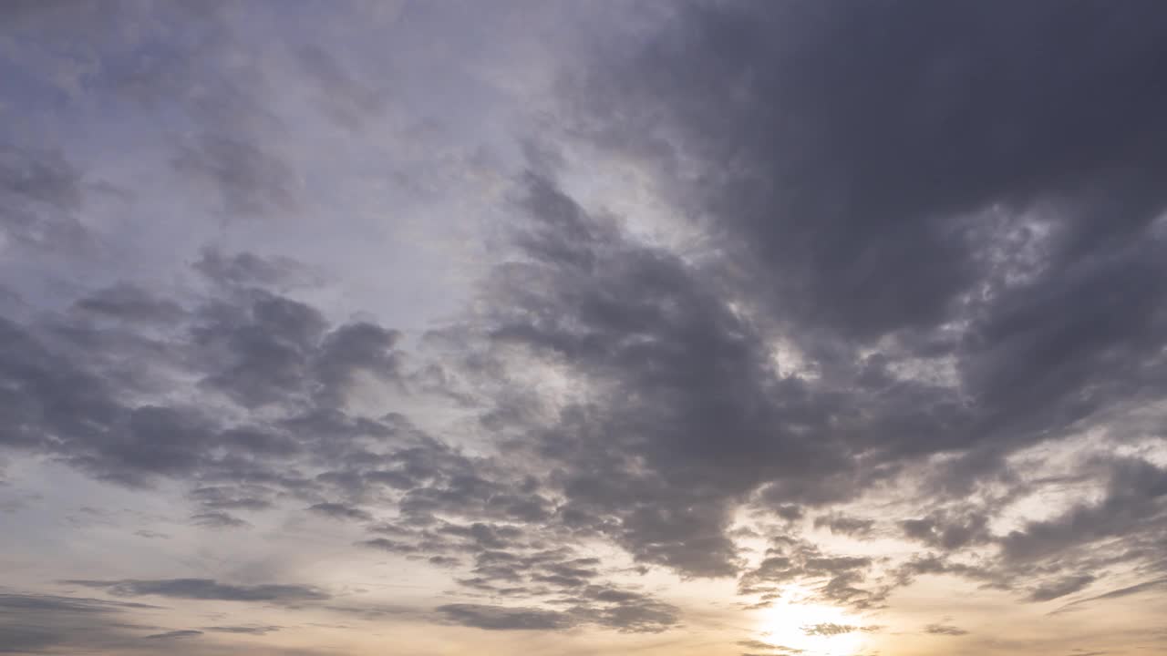 天上的日出的天空。灿烂的阳光照耀在大气层之上。云景镜头的全景视图。和平的五彩缤纷的天空。灿烂的粉红紫色天空。时间流逝4k自然背景视频素材