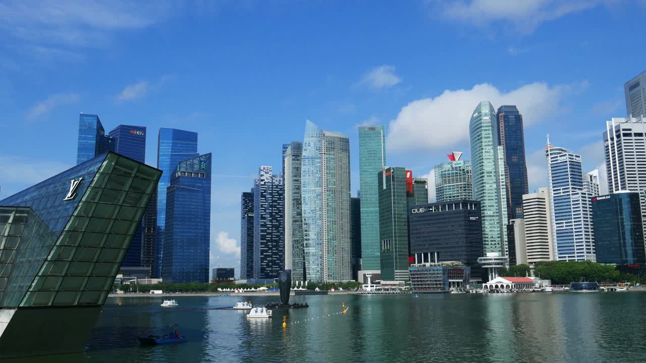 滨海湾的新加坡天际线和摩天大楼的景观视频素材