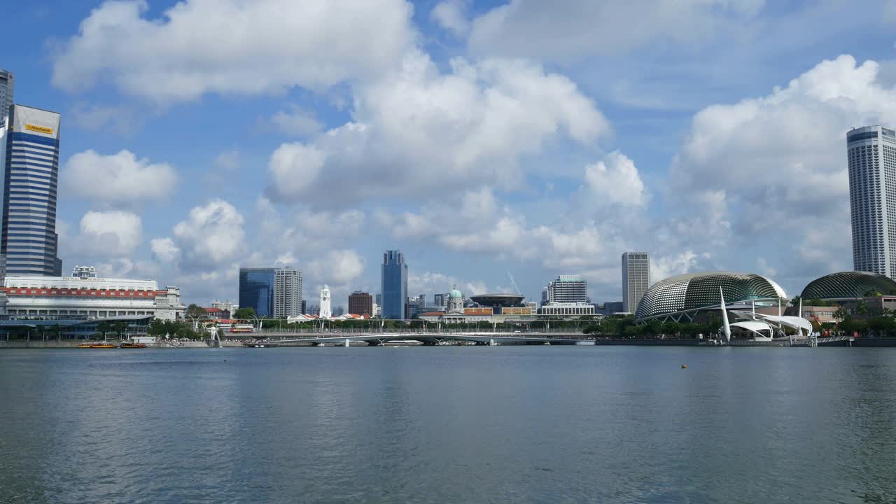 滨海湾的新加坡天际线和摩天大楼的景观视频素材