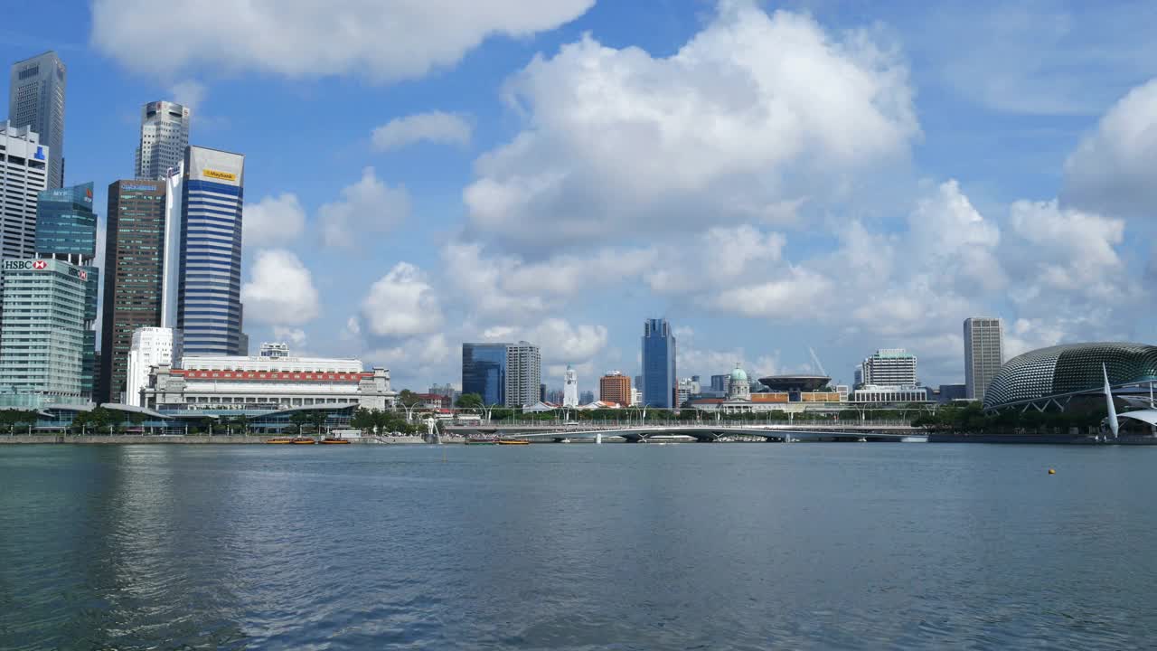 滨海湾的新加坡天际线和摩天大楼的景观视频素材