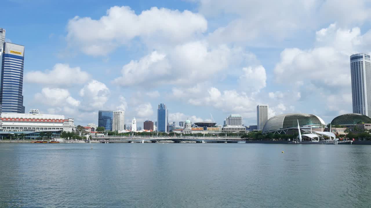 滨海湾的新加坡天际线和摩天大楼的景观视频素材