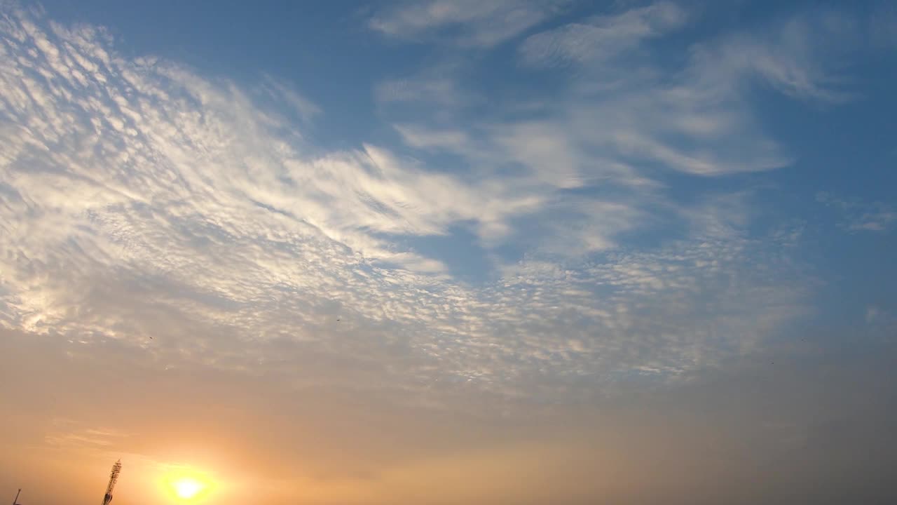 4K日出时天空中云的时间间隔。天空背景。早晨的天空是橙色的视频素材