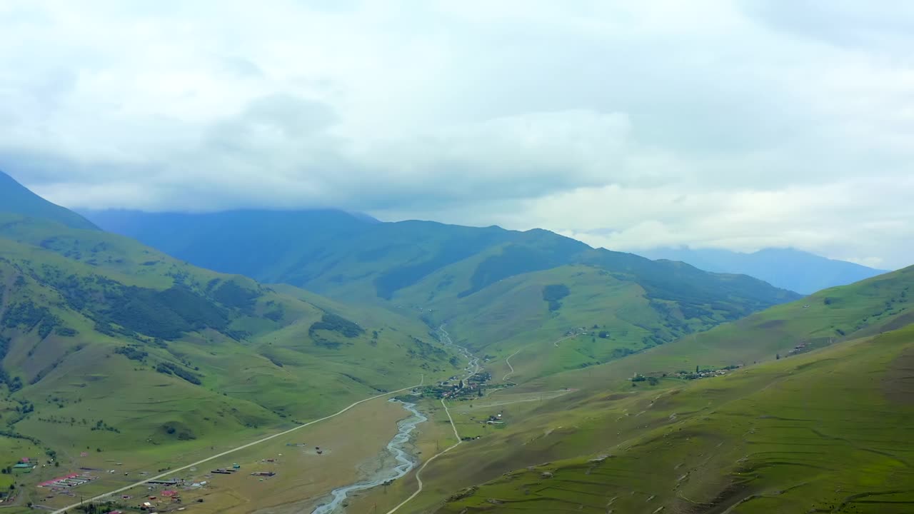 位于山谷中的小村庄。高加索山脉的鸟瞰图，达尔格夫村视频素材