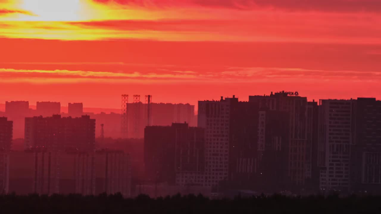 夜幕降临，城市灯火夕照，红日映屋视频素材