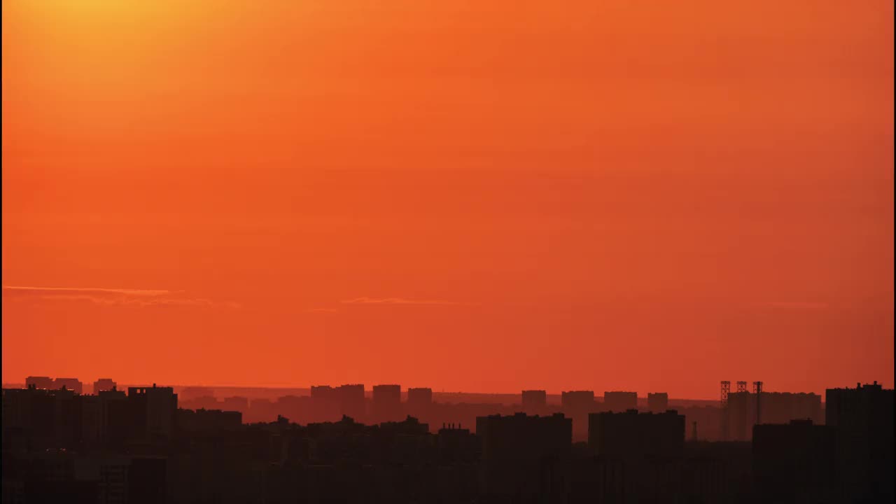 夕阳西下，红彤彤的太阳落在屋顶后面，时间流逝视频素材