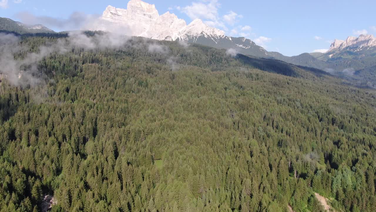 无人机在意大利多洛米蒂山脉的森林上空飞行视频素材