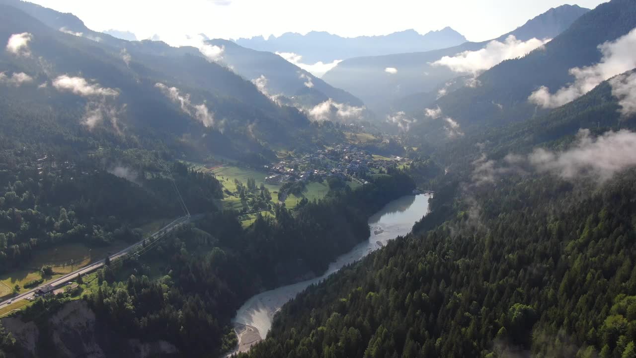 意大利多洛米蒂山脉山谷中的一个村庄的美丽风景视频素材