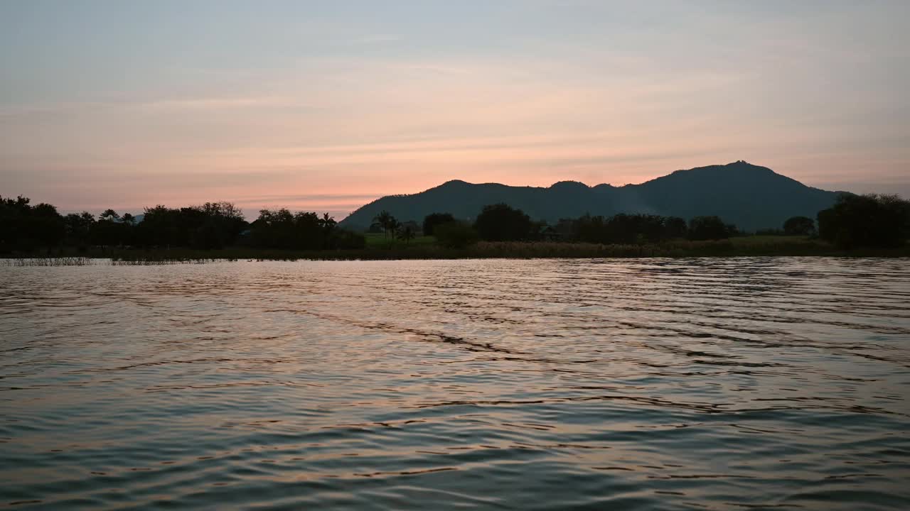 日出的山脉上的湖在Lam Thaphoen水库视频素材