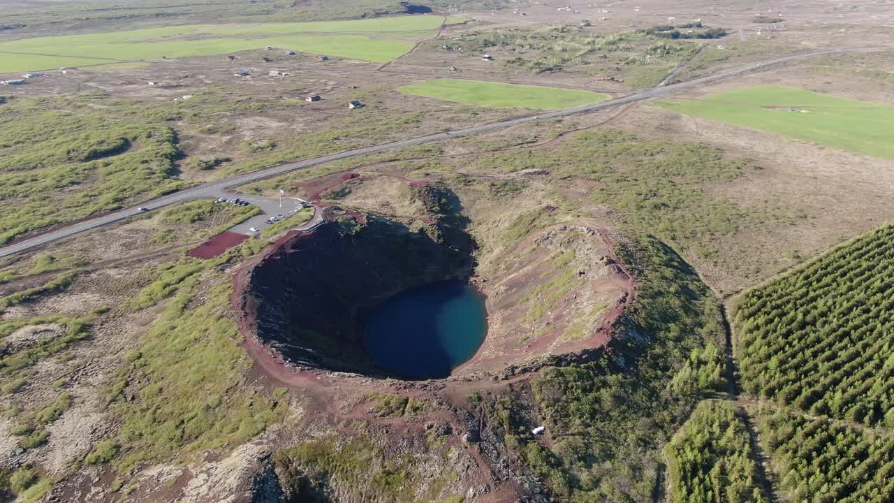 飞越欧洲冰岛塞尔福斯市附近的克里德火山口视频素材