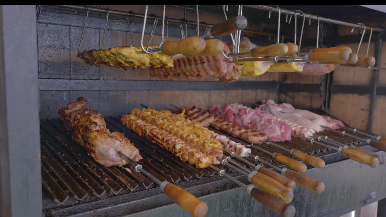 烧烤架上的肋骨。街头食品,特写。
厨师在烧热的煤块上用烤肉串准备烤肉视频下载