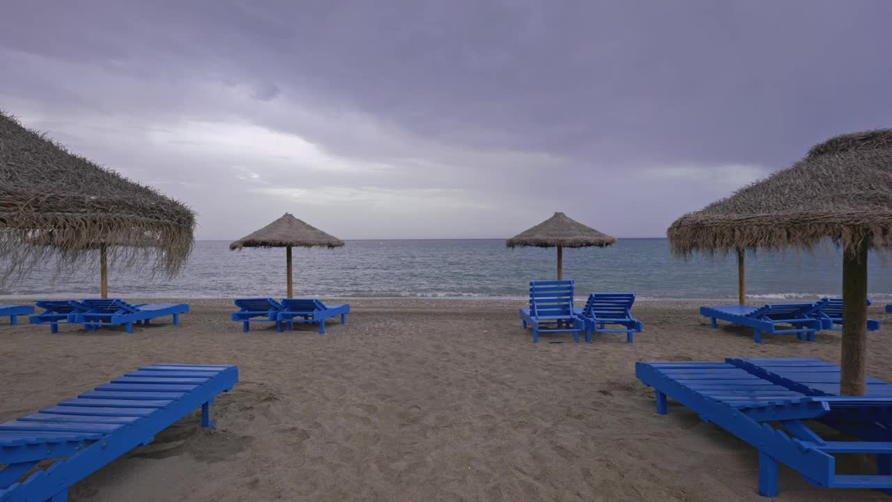 海滩(Playa de Torrox，马拉加)，近距离。西班牙，大西洋，托罗克斯湖。海浪拍打着岩石直到小海滩视频素材