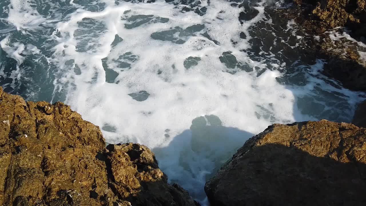 夏天清澈的大海和岸边的波浪视频素材