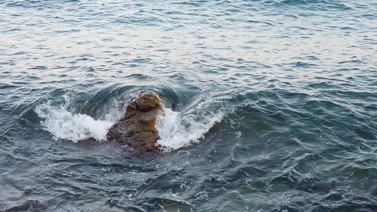 夏天清澈的大海和岸边的波浪视频素材