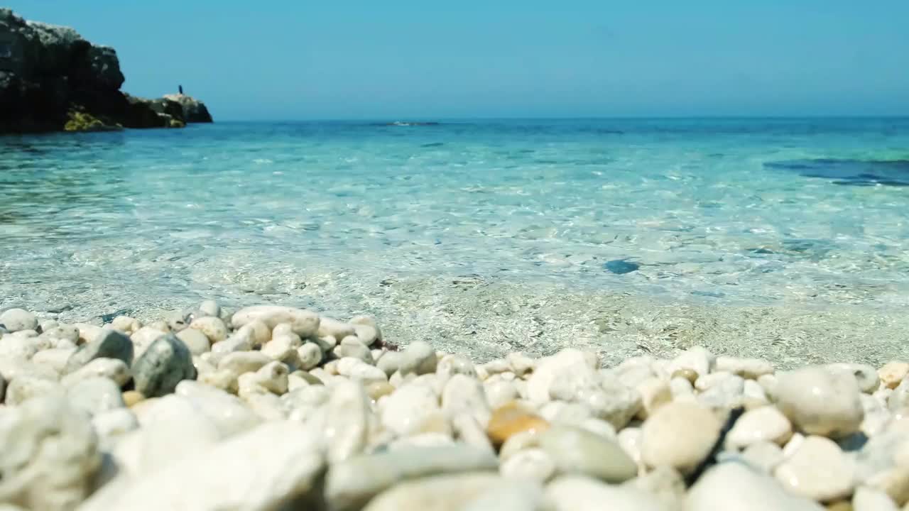 海浪拍打着海面。视频素材