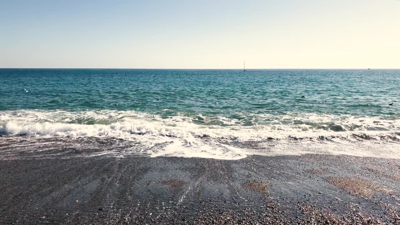 海浪拍打着海面。视频素材