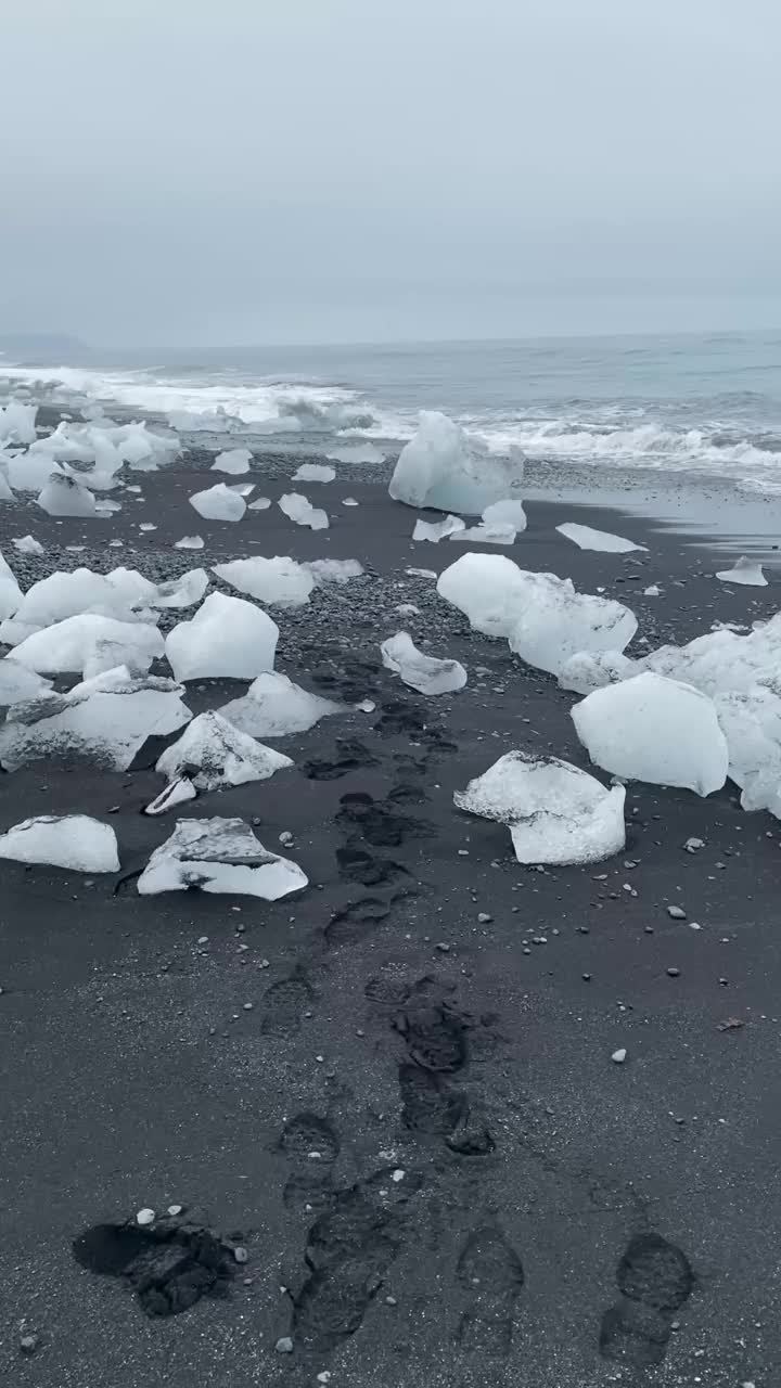 宽镜头的瀑布和河流的悬崖与清澈的水流动过去的大岩石。视频素材