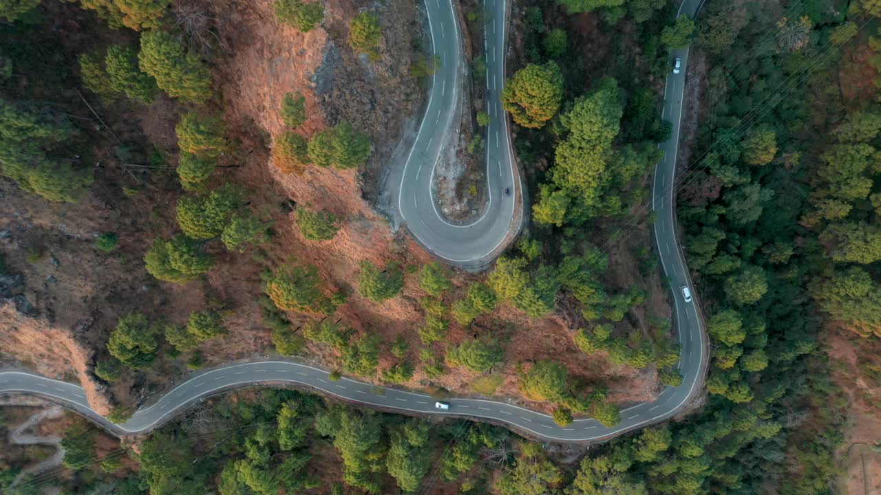 印度马纳利山路上的鸟瞰图。视频素材