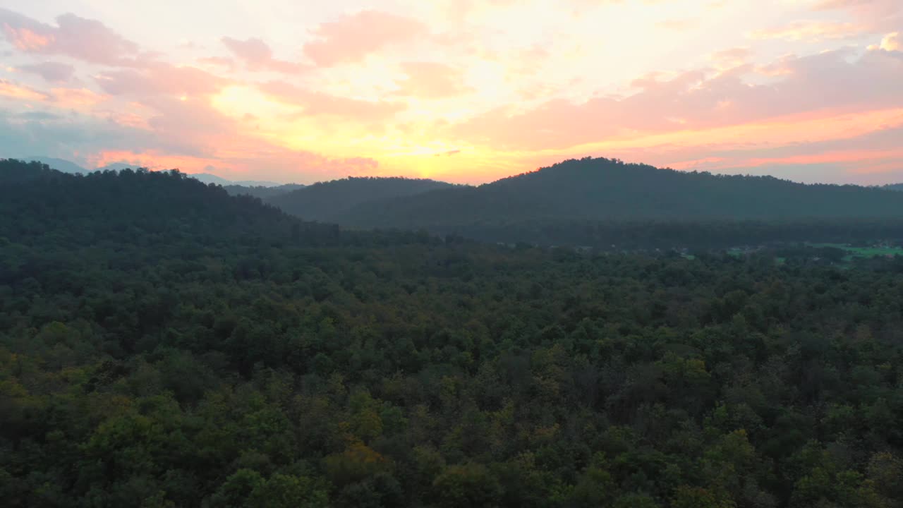 印度喜马偕尔邦马纳利附近的山景鸟瞰图。视频素材