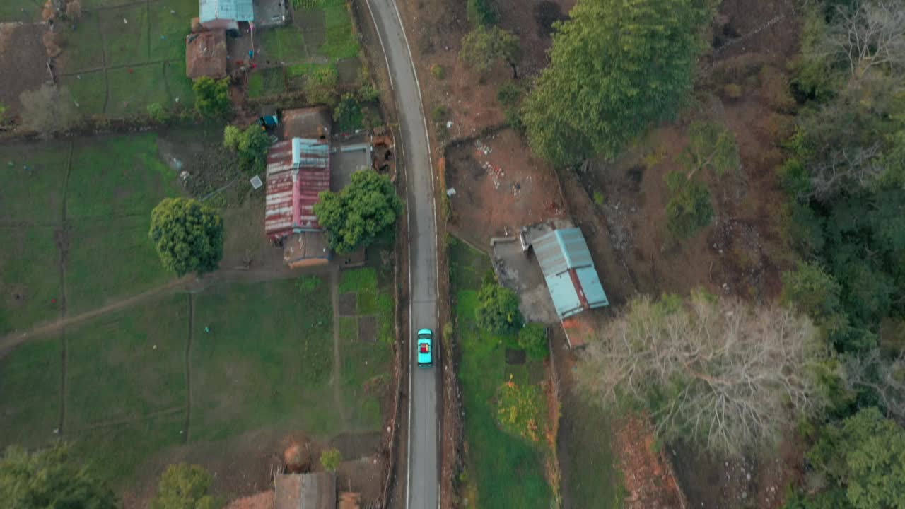 鸟瞰图，一辆汽车行驶在印度马纳利的乡村道路上。视频素材