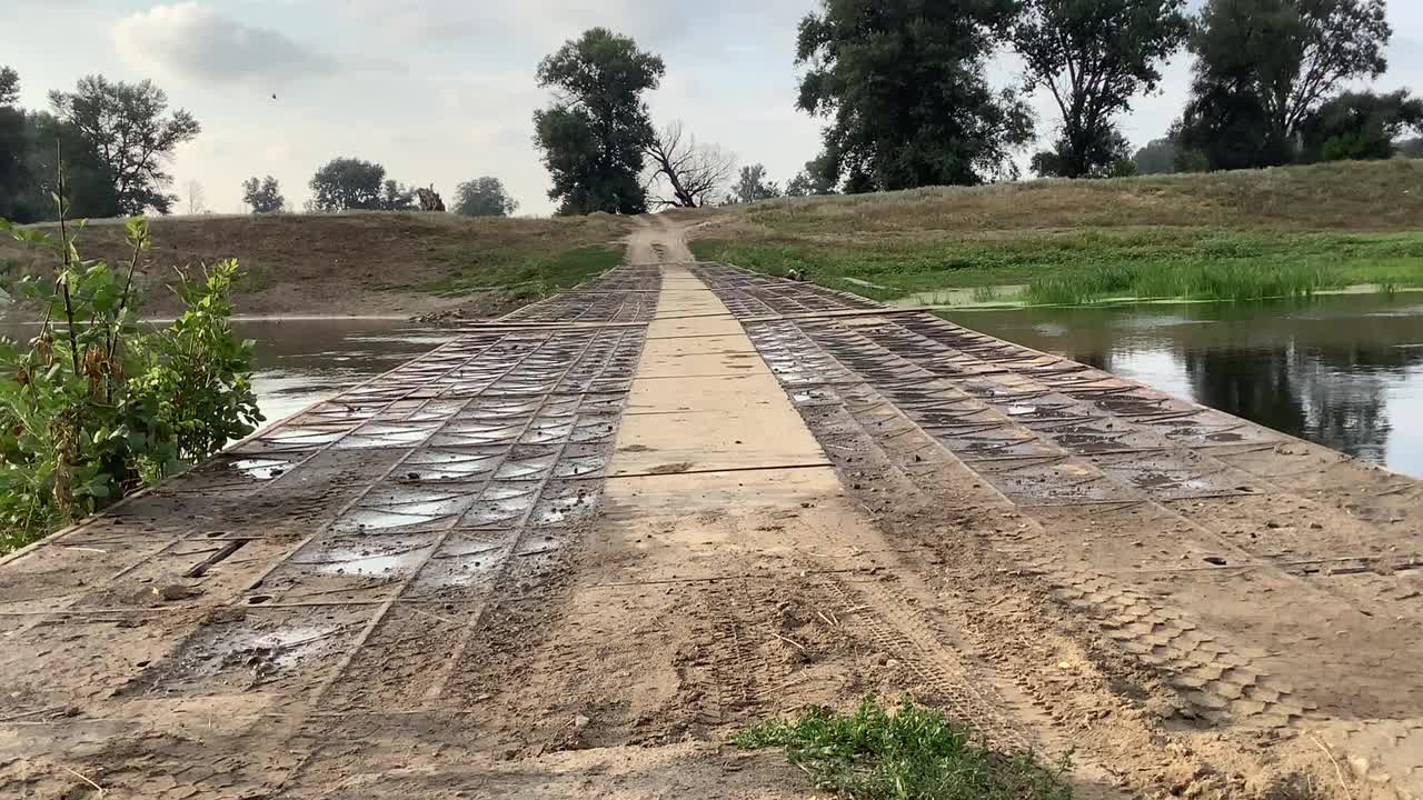 河上有一座古老的金属桥视频素材