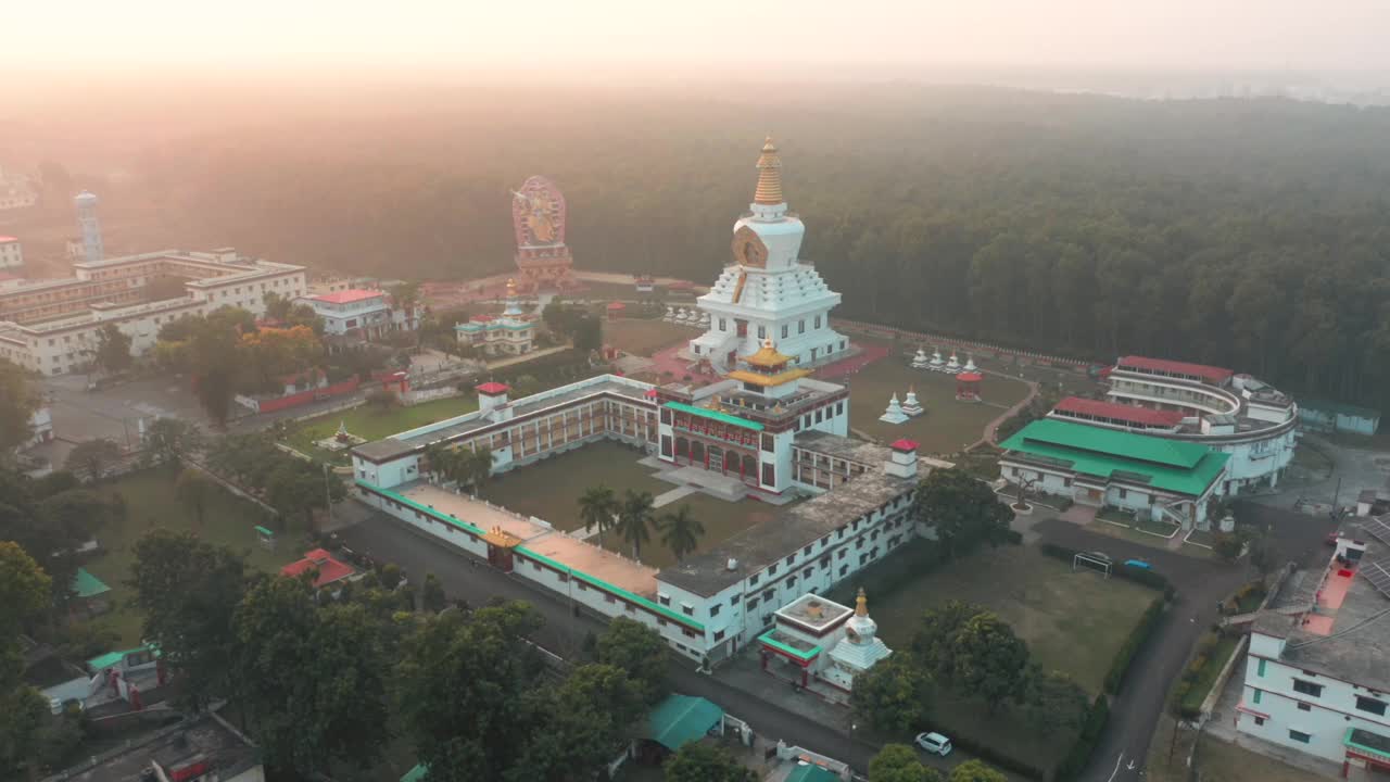 印度北阿坎德邦瑞诗凯什附近一座佛教寺庙的鸟瞰图。视频素材