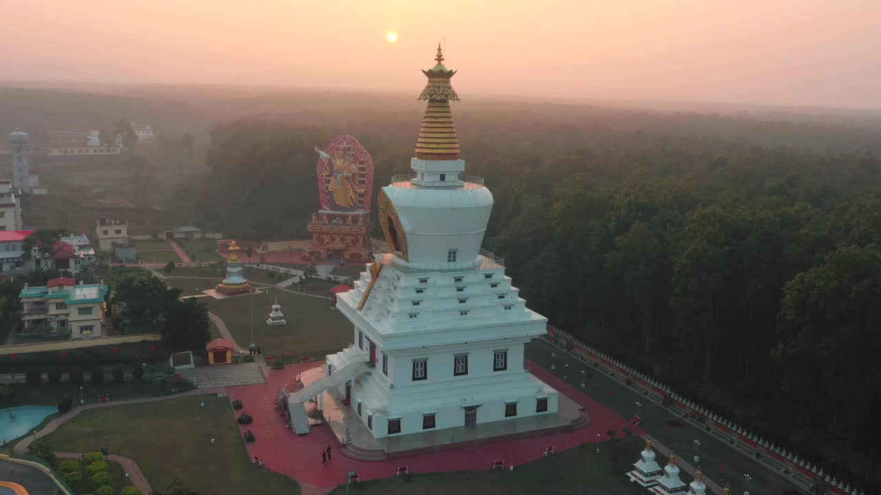 印度北阿坎德邦瑞诗凯什附近一座佛教寺庙的鸟瞰图。视频素材