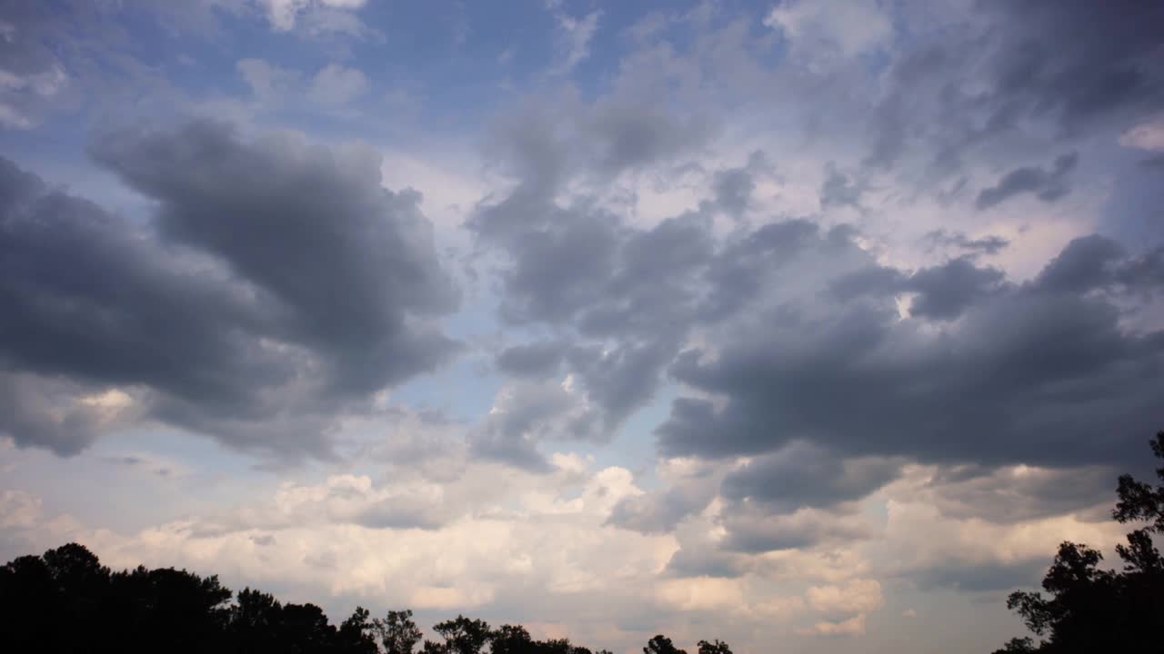 时间流逝，炎热的夏日里，暴雨袭来视频素材