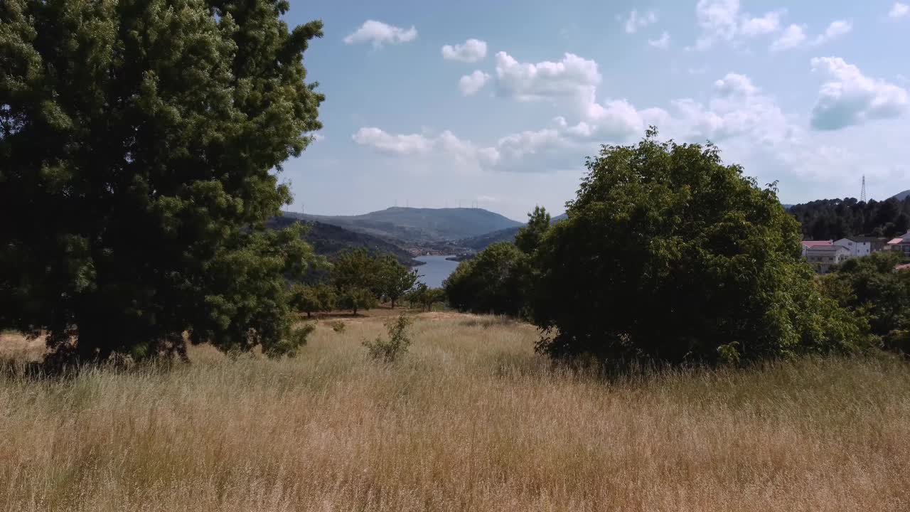 无人机拍摄鸟瞰图，河流，小山，山谷视频素材