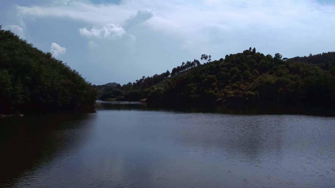 无人机拍摄鸟瞰图河流视频素材