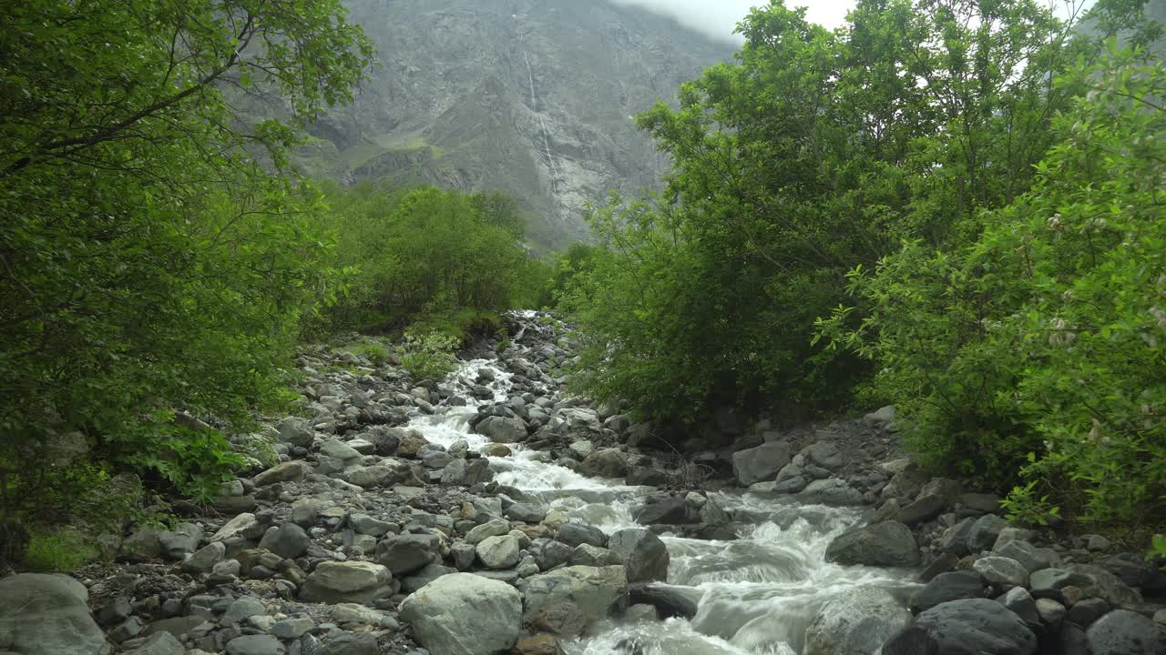 荒野的山河与清澈的溪水相接。视频素材